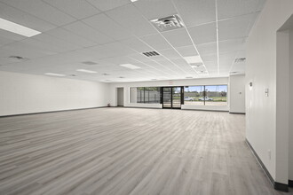 5718 W 34th St, Houston, TX for lease Interior Photo- Image 2 of 8