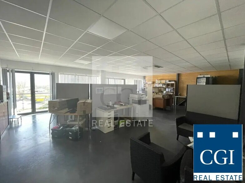Flex in Saint-Ismier for lease - Interior Photo - Image 3 of 5