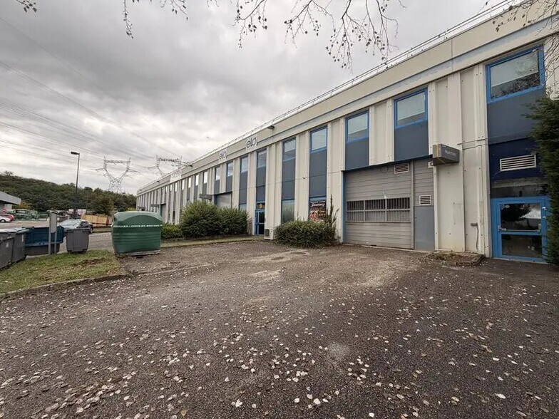 Office in Saint-Quentin-Fallavier for sale - Building Photo - Image 3 of 8