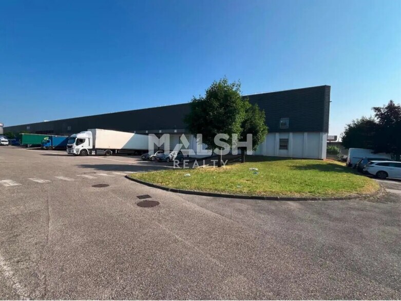 Office in Vénissieux for lease - Building Photo - Image 1 of 5