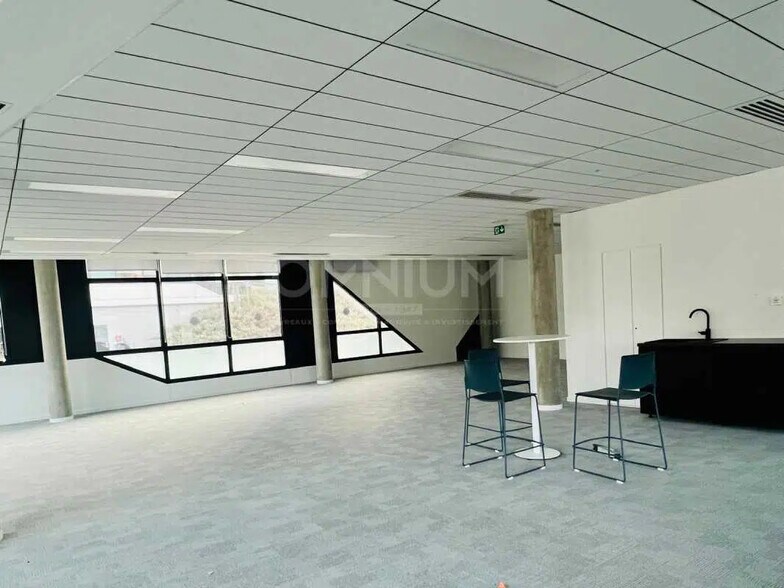 Office in Champagne-au-Mont-d'Or for lease - Building Photo - Image 2 of 8