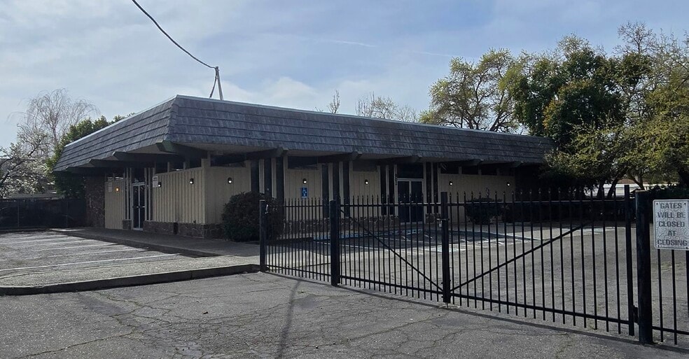 902 Oak Ln, Rio Linda, CA for sale - Building Photo - Image 2 of 7