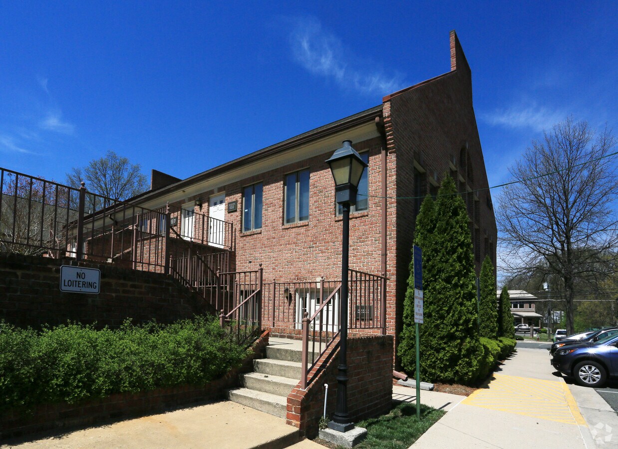 7900 Andrus Rd, Alexandria, VA 22306