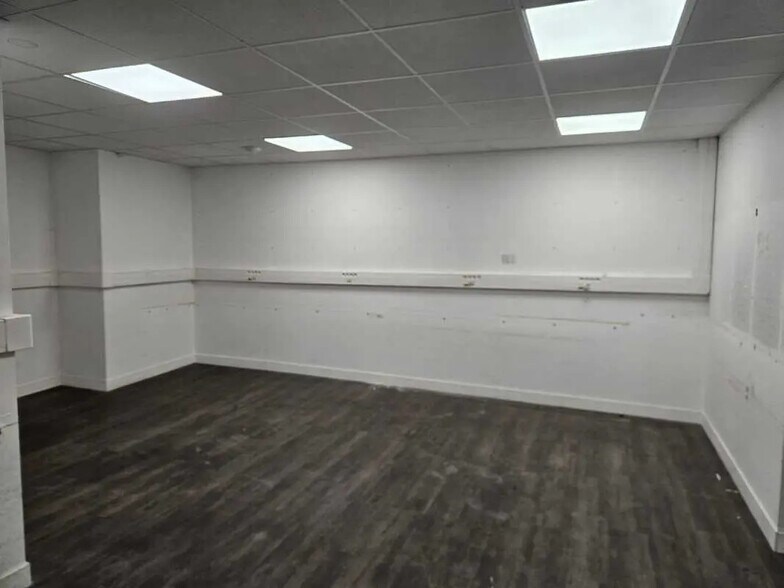 Flex in Vanves for lease - Building Photo - Image 2 of 33