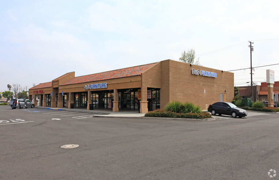 17200-17228 Lakewood Blvd, Bellflower, CA for lease - Building Photo - Image 2 of 11