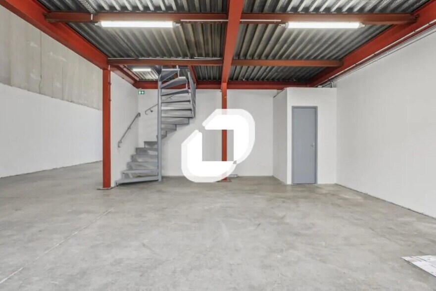 Flex in Champigny-sur-Marne for lease - Interior Photo - Image 3 of 9