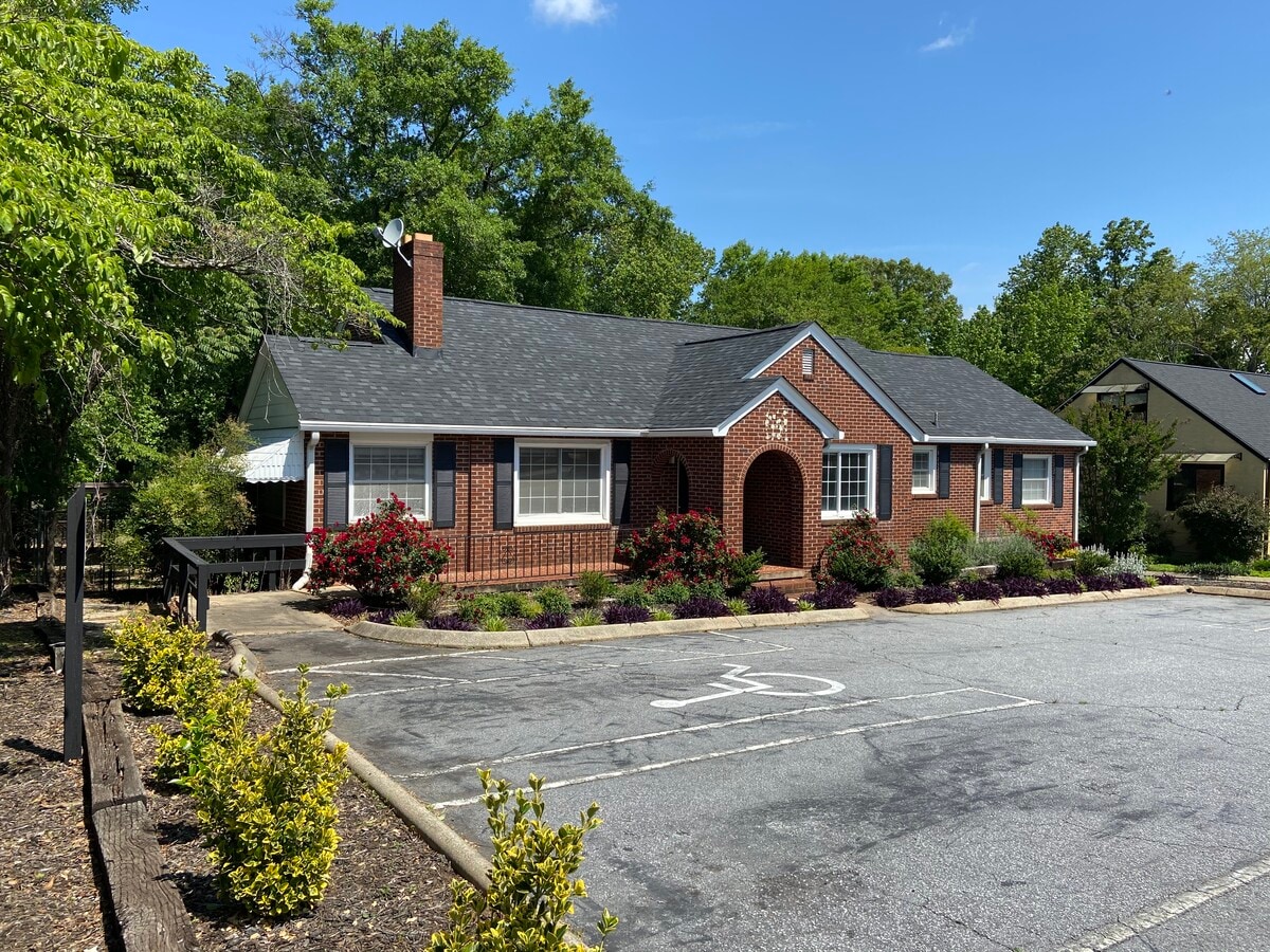 1537 Wade Hampton Blvd, Greenville, SC 29609