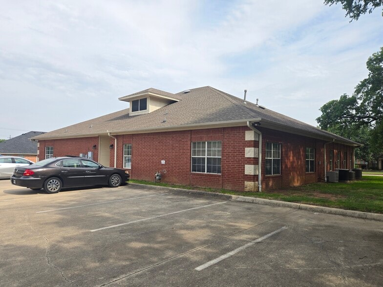 9289 Huntington Sq, North Richland Hills, TX for lease - Building Photo - Image 3 of 9