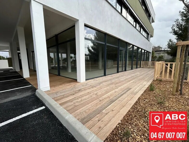 Retail in Lattes for lease - Building Photo - Image 1 of 5