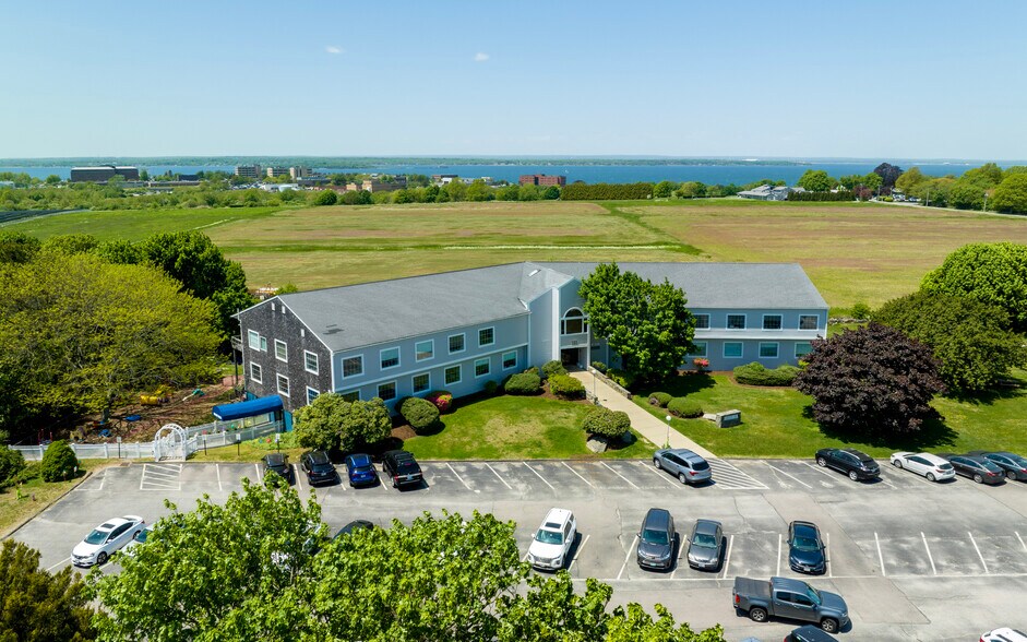 1272 W Main Rd, Middletown, RI for lease - Building Photo - Image 2 of 14