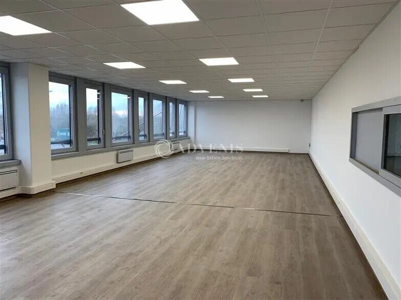 Flex in Ennery for lease - Interior Photo - Image 2 of 5