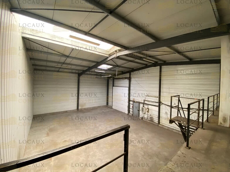 Flex in Magny-en-Vexin for lease - Interior Photo - Image 3 of 8