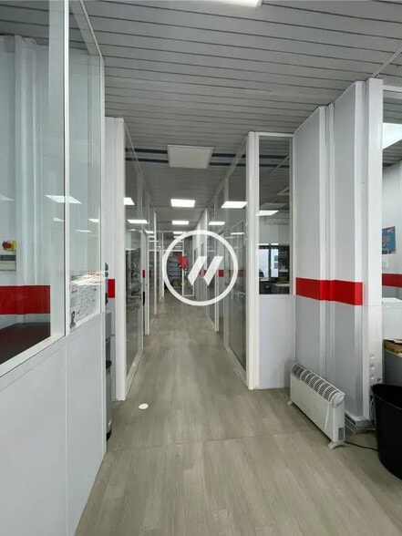 Retail in Marseille for lease - Interior Photo - Image 2 of 7