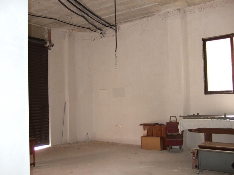 Retail in Almussafes for lease - Building Photo - Image 2 of 3