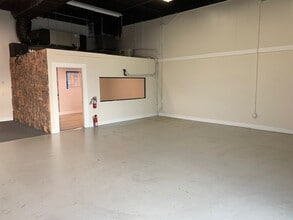 7751 Kingspointe Pky, Orlando, FL for lease Interior Photo- Image 2 of 6