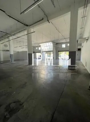 Retail in Aubagne for lease - Interior Photo - Image 2 of 9