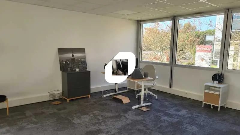 Office in Pessac for lease - Interior Photo - Image 3 of 11