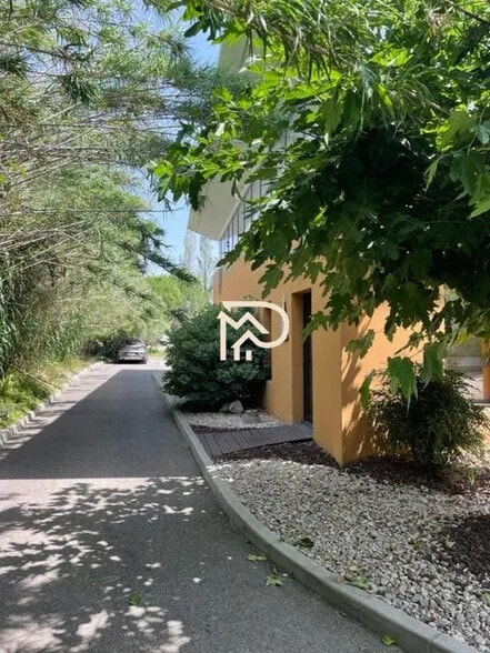 Office in Aubagne for lease - Building Photo - Image 3 of 4