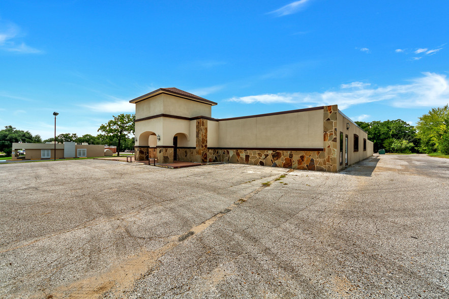 2001 S Austin Ave, Denison, TX for sale - Building Photo - Image 3 of 35