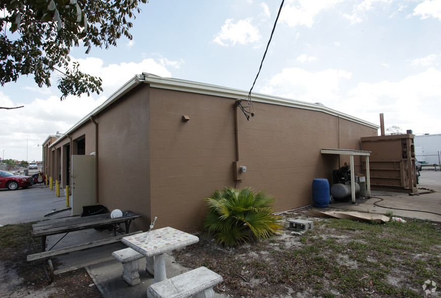 2559 Fowler St, Fort Myers, FL for sale - Building Photo - Image 3 of 5