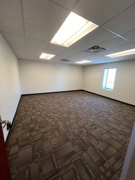 1035 Coffman St, Longmont, CO for lease - Interior Photo - Image 1 of 7