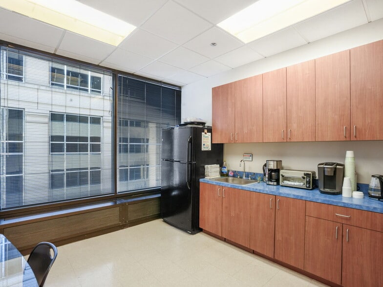 55 W Wacker Condo Portfolio portfolio of 5 properties for sale on LoopNet.com - Interior Photo - Image 3 of 18