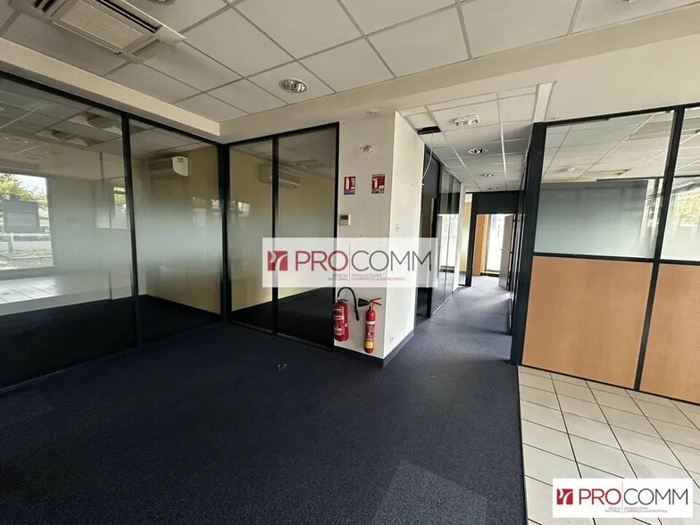 Retail in Luisant for lease - Interior Photo - Image 1 of 10