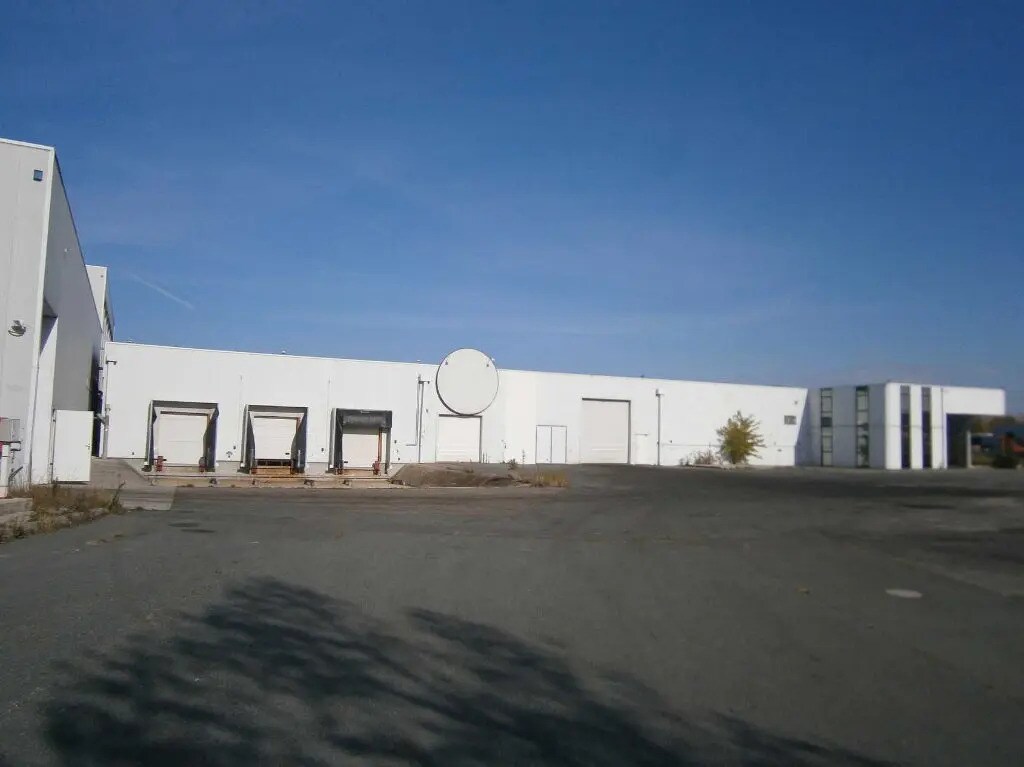 Industrial in Coufouleux for lease Building Photo- Image 1 of 2