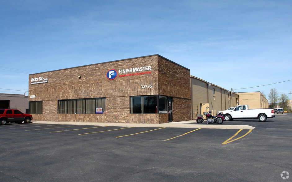 33733-33753 Groesbeck Hwy, Fraser, MI for lease - Building Photo - Image 3 of 8