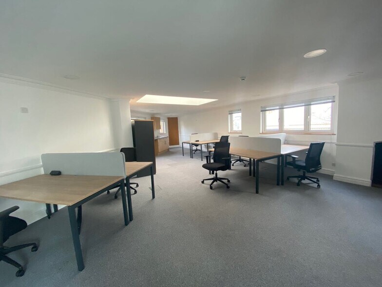 339 High St, London for lease - Interior Photo - Image 2 of 9