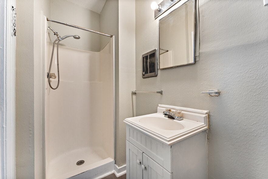 INCOME PRODUCING PORTFOLIO!! portfolio of 3 properties for sale on LoopNet.com - Interior Photo - Image 3 of 24