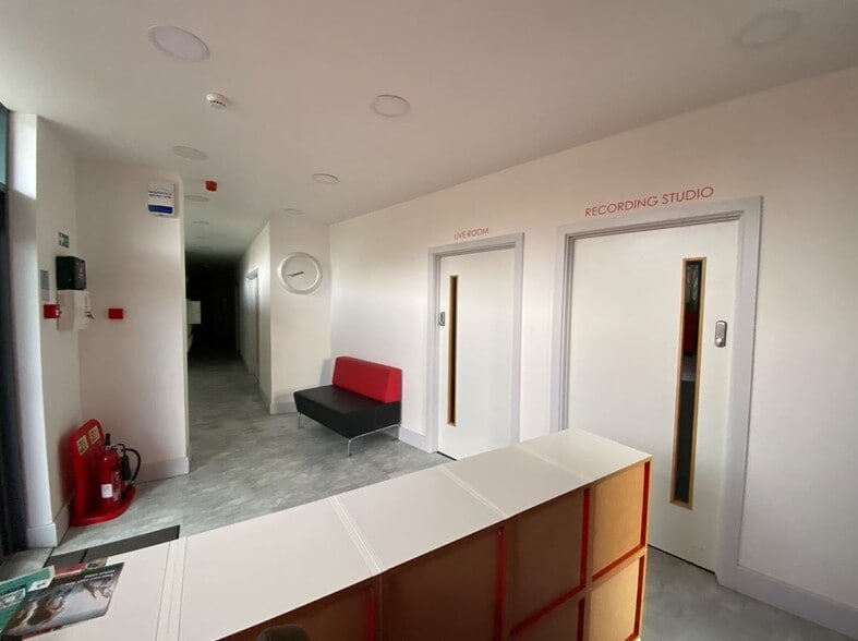 Aerodrome Rd, London for sale - Interior Photo - Image 2 of 4