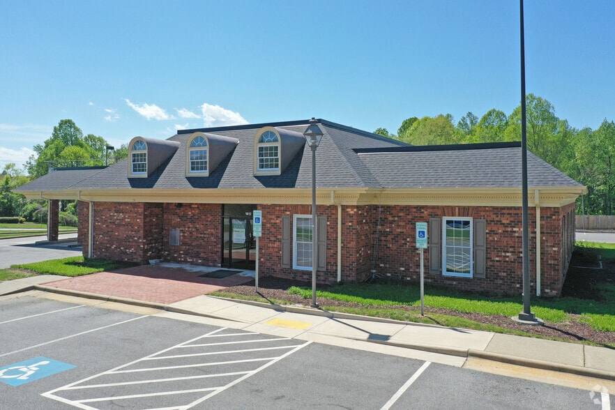 2200 Westchester Dr, High Point, NC for lease - Primary Photo - Image 1 of 6