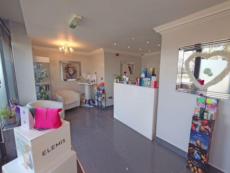 32 Queen St, Wakefield for sale - Building Photo - Image 1 of 3