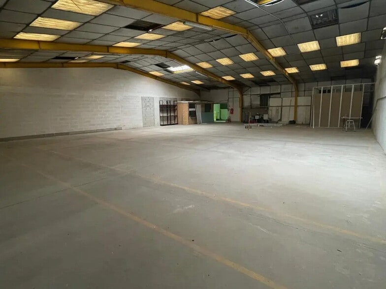 Flex in Val-de-Reuil for lease - Interior Photo - Image 3 of 5