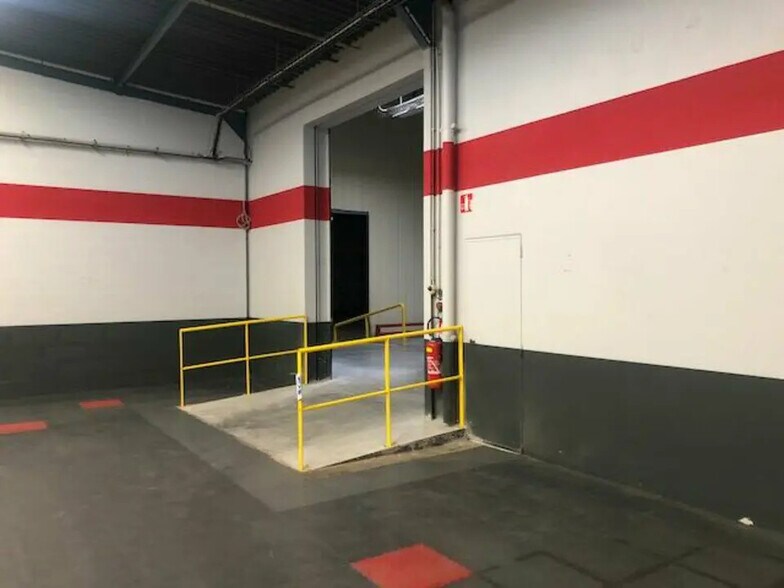 Flex in Lucé for lease - Interior Photo - Image 3 of 6