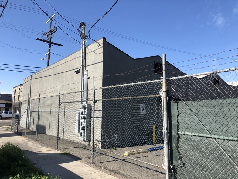 11119-11123 Burbank Blvd, North Hollywood, CA for lease - Building Photo - Image 3 of 33