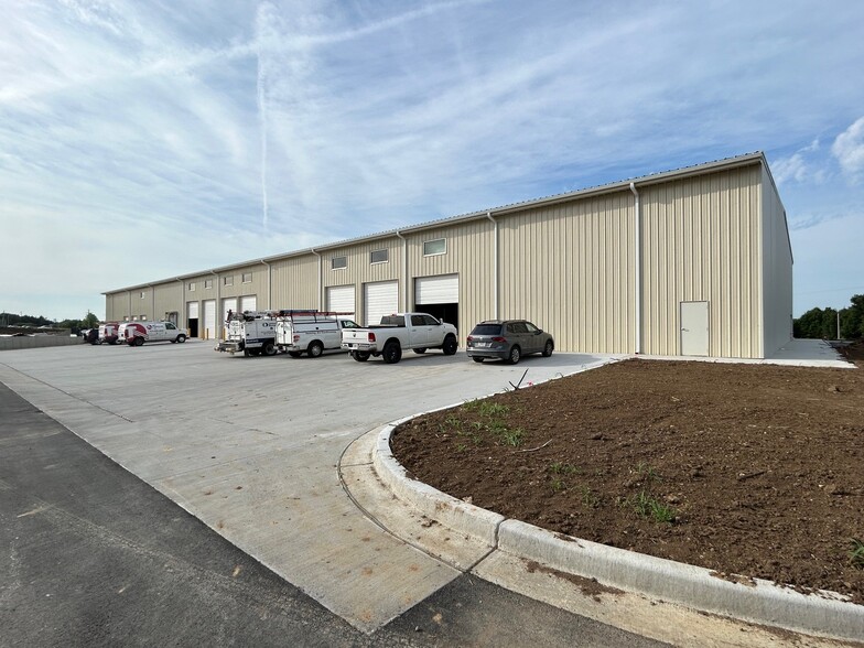 18760 Johnson Dr, Shawnee, KS for lease - Primary Photo - Image 1 of 2