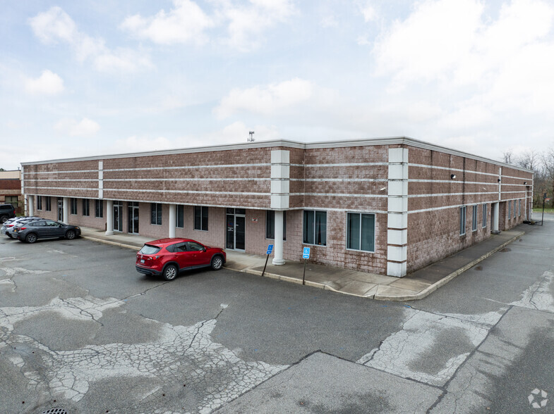 54 Old Dock Rd, Yaphank, NY for lease - Primary Photo - Image 1 of 5