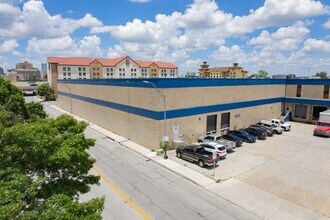 1113-1133 E Houston St, San Antonio, TX for lease Building Photo- Image 2 of 17