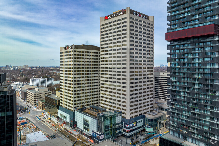 2300 Yonge St, Toronto, ON for lease - Building Photo - Image 3 of 6