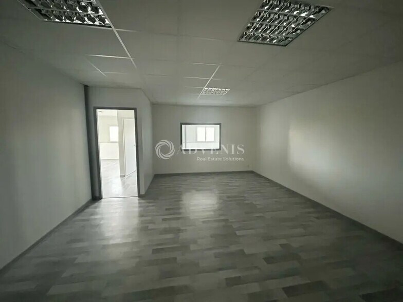 Office in Vendres for lease - Interior Photo - Image 3 of 5
