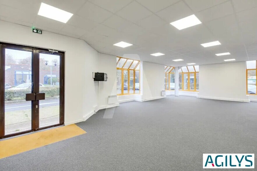 Flex in Croissy-Beaubourg for lease - Interior Photo - Image 2 of 5