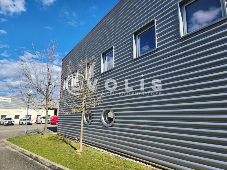 36 Rue Champ Dolin, Saint-Priest for lease - Building Photo - Image 3 of 4