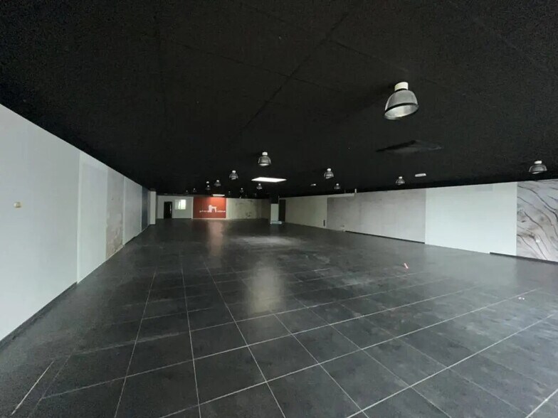 Retail in Maurepas for lease - Interior Photo - Image 3 of 6