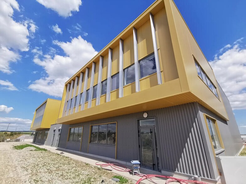 Flex in Reims for lease - Building Photo - Image 1 of 25