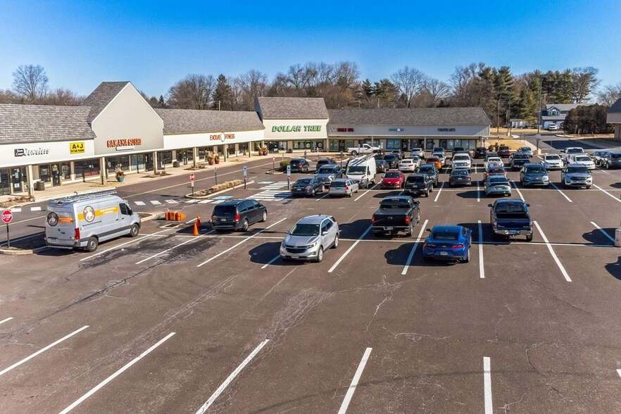 426 Town Ctr, New Britain, PA for lease - Building Photo - Image 3 of 6