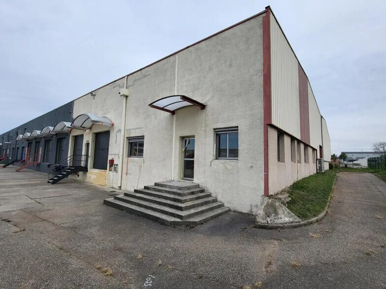 Office in Corbas for lease - Building Photo - Image 3 of 7