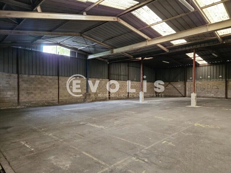 Flex in Villebon-sur-Yvette for lease - Interior Photo - Image 2 of 11