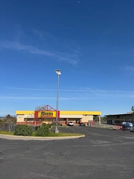 1046 Twin View Blvd, Redding, CA for lease - Primary Photo - Image 1 of 18